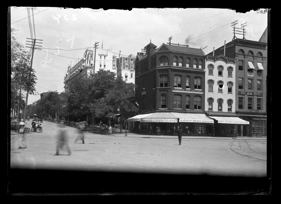 View of 14th Street, N.W., East side, looking North from Pennsylvania Avenue & E Street including area businesses and side view of Ebbitt House on 14th and F street LCCN2016646805