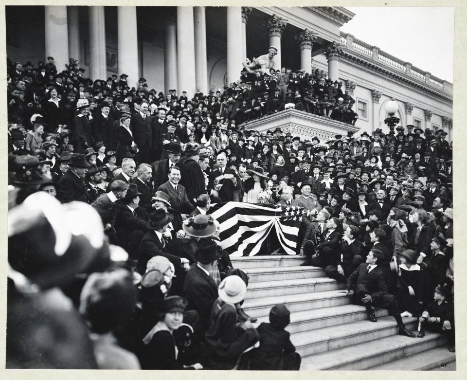 View of central steps of Capitol, where movie stars are selling Liberty Bonds LCCN2011645325