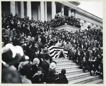 View of central steps of Capitol, where movie stars are selling Liberty Bonds LCCN2011645325