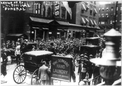 View of crowd watching the funeral of gambler Herman Rosenthal, July 1912, N.Y. City LCCN2006677376