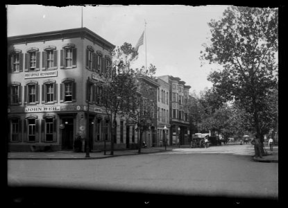 View of D Street, N.W., South side, looking West from12th at Pennsylvania Avenue LCCN2016646811