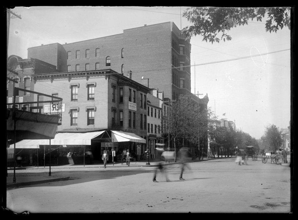 View of E Street, N.W., South side, looking West from 7th Street towards 8th LCCN2016646828