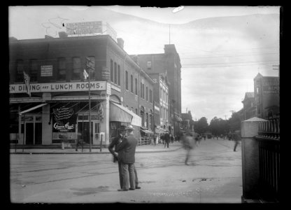 View of G Street, N.W., mostly North side, looking East from 7th Street showing Queen Cafe on the corner LCCN2016646869