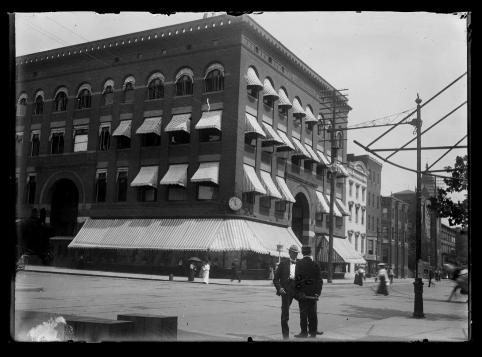 View of G Street, N.W., North side, looking East from 11th Street with Palais Royal department store on the corner LCCN2016646840