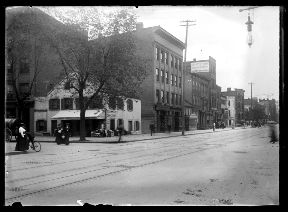 View of G Street, N.W., South side, looking West from 12th Street showing a grocery store on the corner, Dunlin S. Martin Co. home furnishings, and various other shops LCCN2016646819