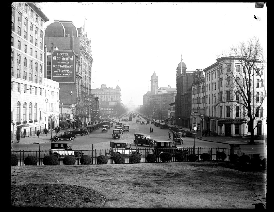 View of Pennsylvania Avenue toward U.S. Capitol, Washington, D.C. LCCN2016890966