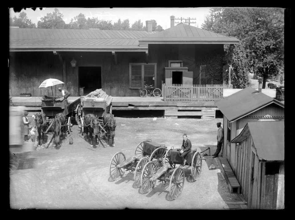 View of S.W., block 386, probably D Street side of Baltimore & Potomac Railroad Freight Station at Maryland & D, 9th & 10th, showing man loading freight into horse-drawn cart LCCN2016647107