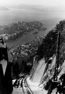 View of the Fløibanen funicular railway in Bergen, Norway, in the 1940s (NH 71365)