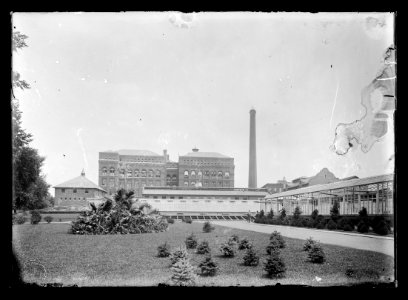 View of the Bureau of Printing and Engraving, West side, 15th Street side, Monument grounds in the foreground LCCN2016647120