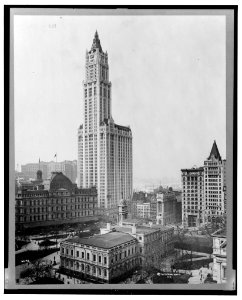 View of Woolworth Building and surrounding buildings, New York City LCCN2001695058