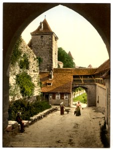 View through door of Kobolzeller (i.e. Kobolzeller Tor), Rothenburg (i.e. ob der Tauber), Bavaria, Germany-LCCN2002696188
