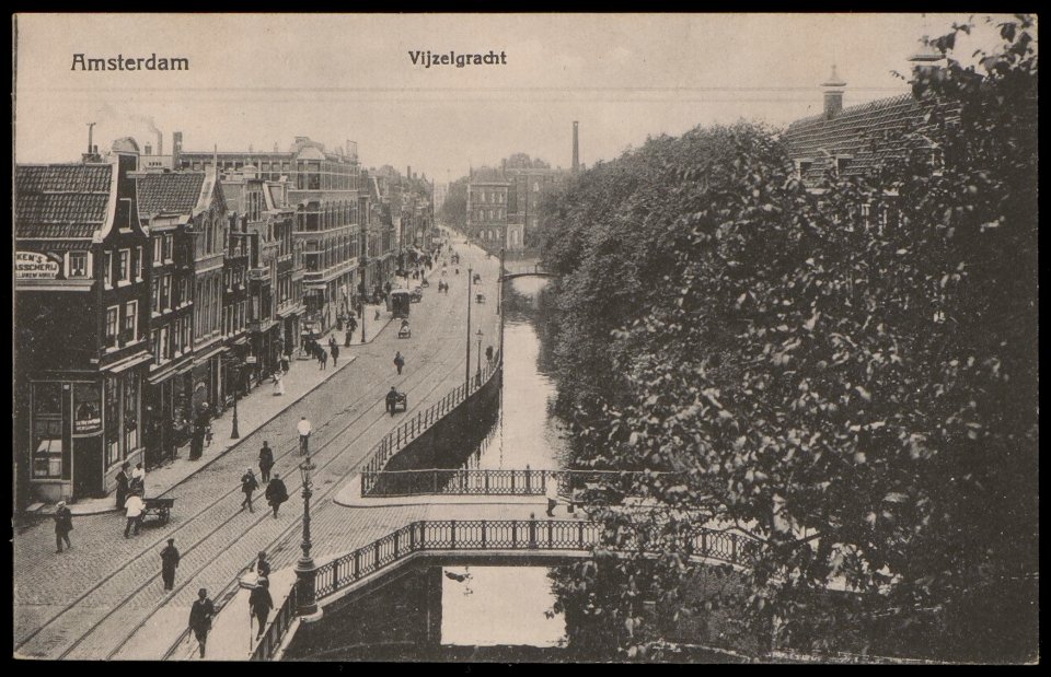 Vijzelgracht met op de voorgrond de Prinsengracht. Uitgave Weenenk & Snel, Amsterdam, Afb PBKD00264000001
