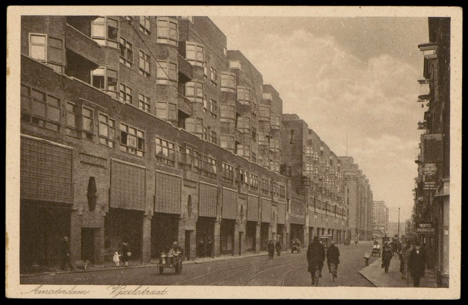 Vijzelstraat met op de achtergrond gebouw de Bazel. Uitgave Mij. Rembrandt, Utrecht, Afb PBKD00265000002