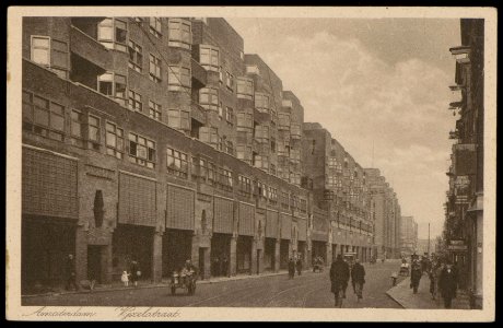 Vijzelstraat met op de achtergrond gebouw de Bazel. Uitgave Mij. Rembrandt, Utrecht, Afb PBKD00265000002