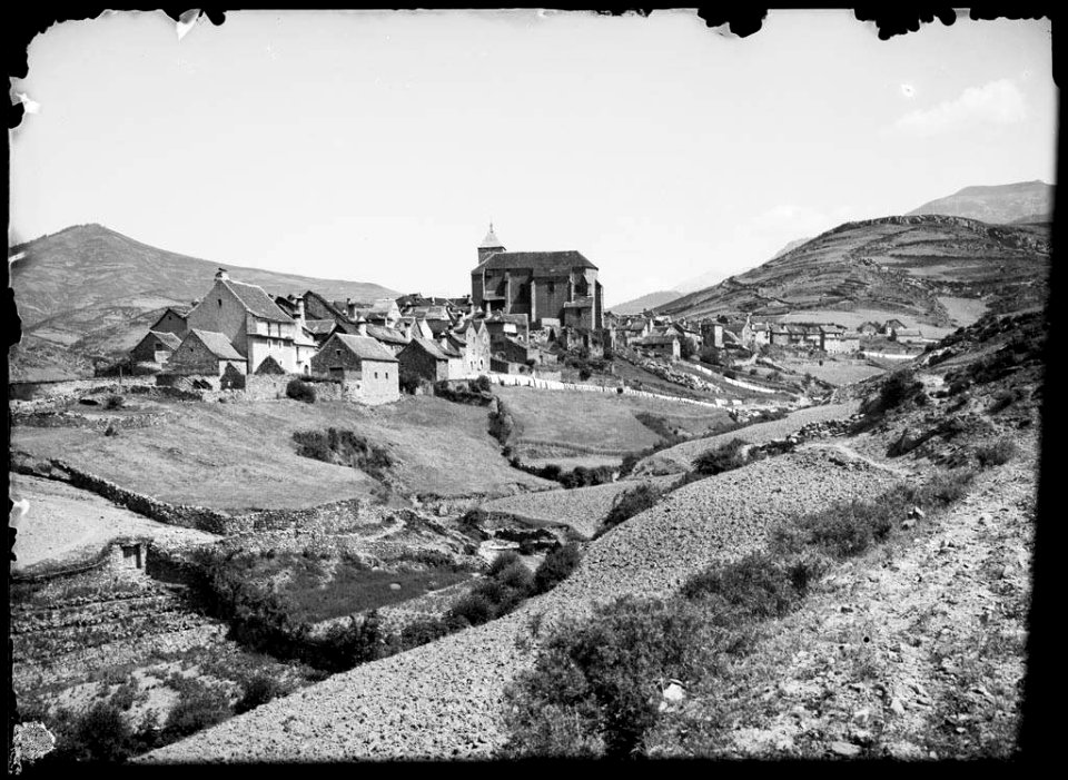 Vila d'Ansó des de la carretera