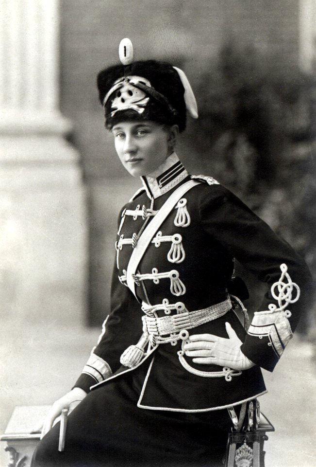 Viktoria Luise von Preußen in Totenkopfhusaren-Uniform