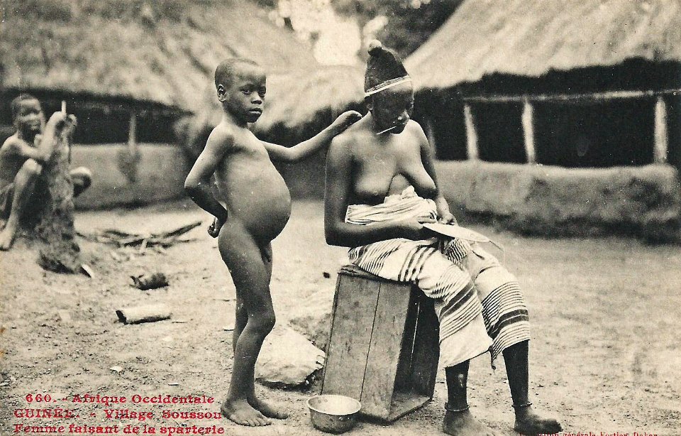 Village Soussou-Femme faisant de la sparterie (Guinée)