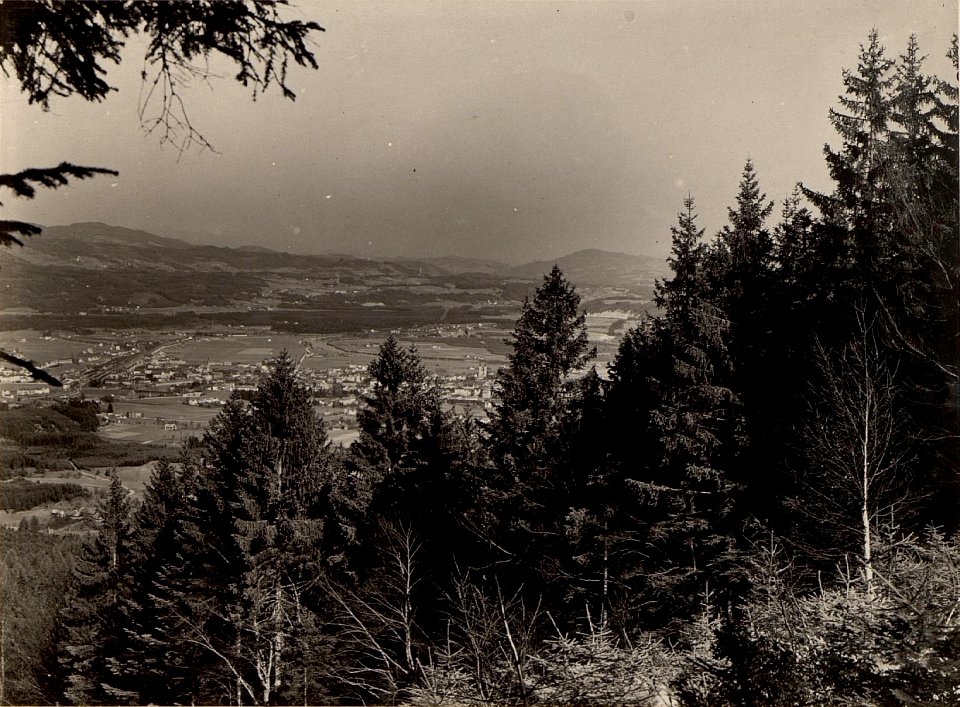 Villach vom Hange des Dobratsch aus, aufgenommen am 4. April 1916 (BildID 15473675)