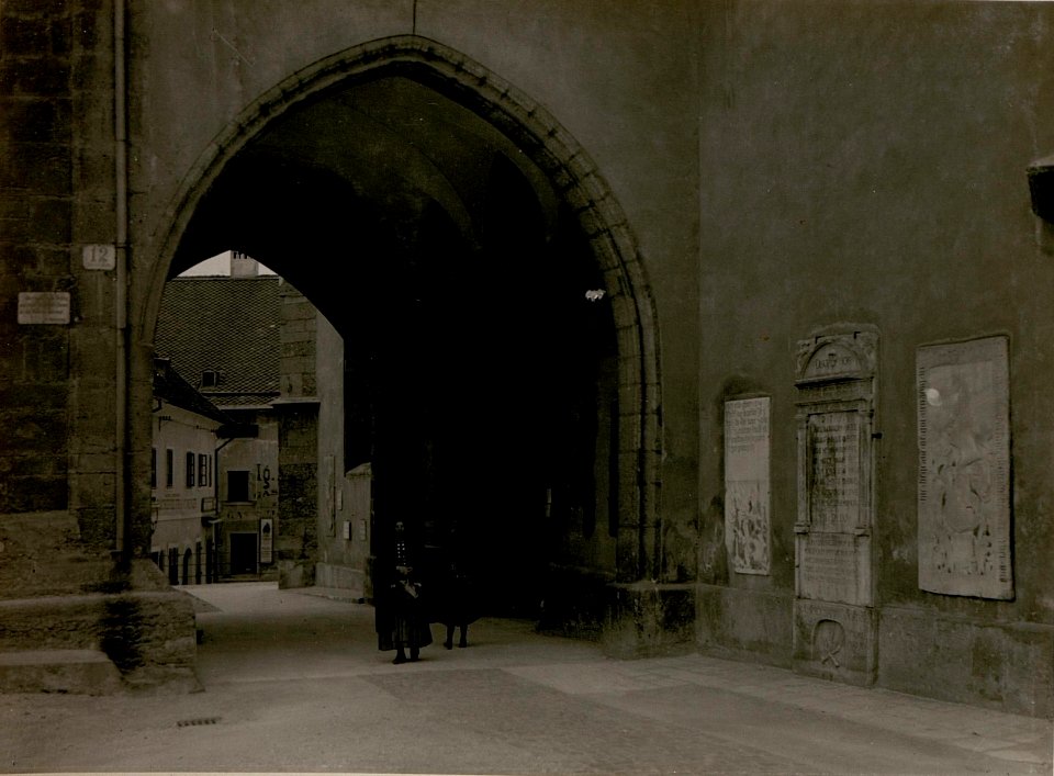 Villach, Eingang in die Stadtpfarrkirche. (BildID 15510194)