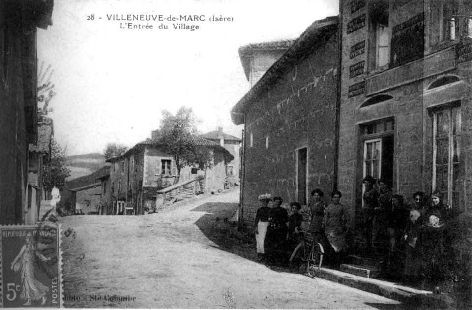 Villeneuve-de-Marc, l'entrée du village, 1910, p279 de L'Isère les 533 communes - photo Ste Colombe