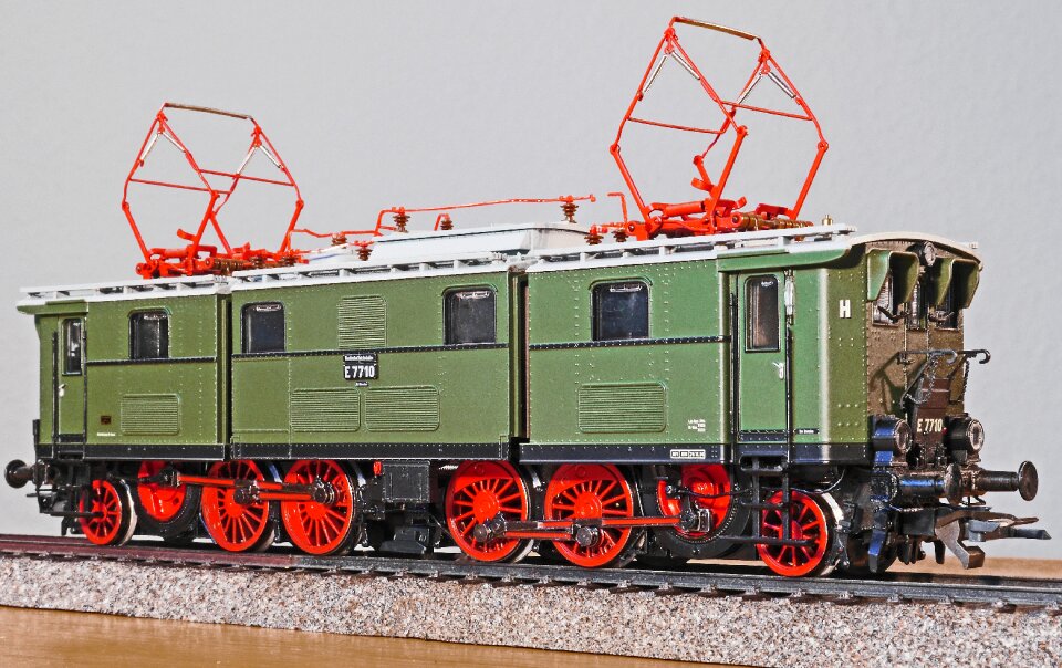Scale h0 toys in three parts