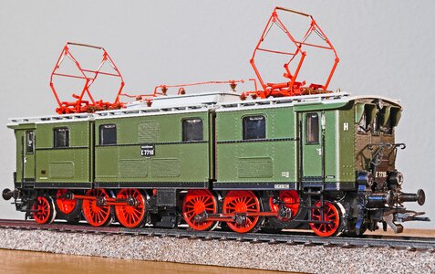 Scale h0 toys in three parts