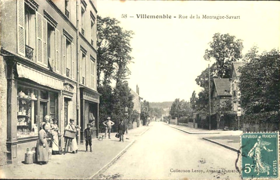 Villemomble.Rue de la Montagne-Savart.Passants