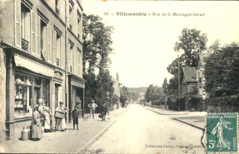 Villemomble.Rue de la Montagne-Savart.Passants