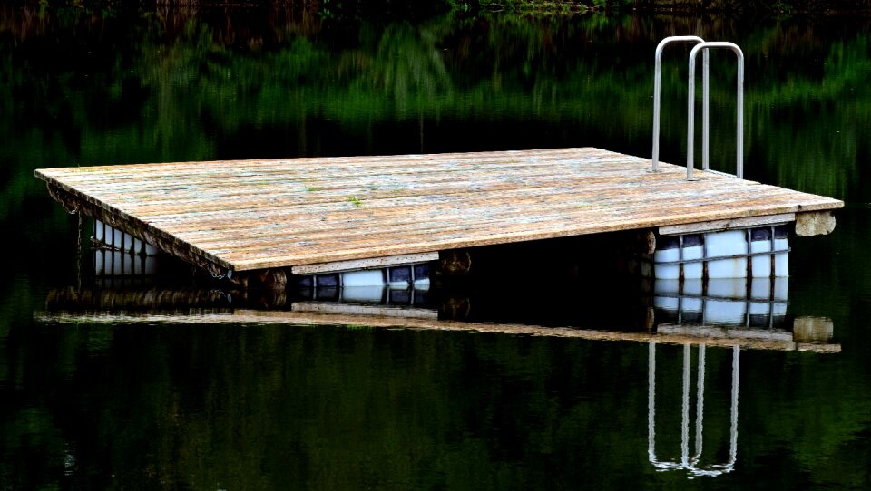 Badefloss lake water