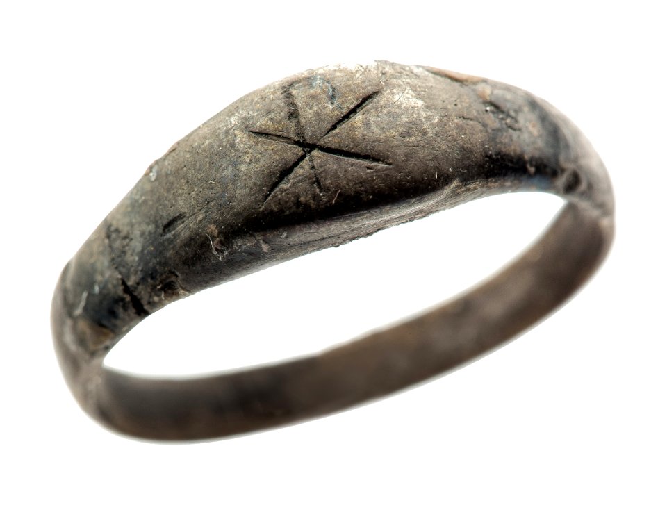 Vingerring met christogram in zilver, 300 tot 400 NC, vindplaats- Tongeren, noordoostgrafveld, Jaminéstraat, 1982, zone A, graf 21, collectie Gallo-Romeins Museum Tongeren, 82.H.1