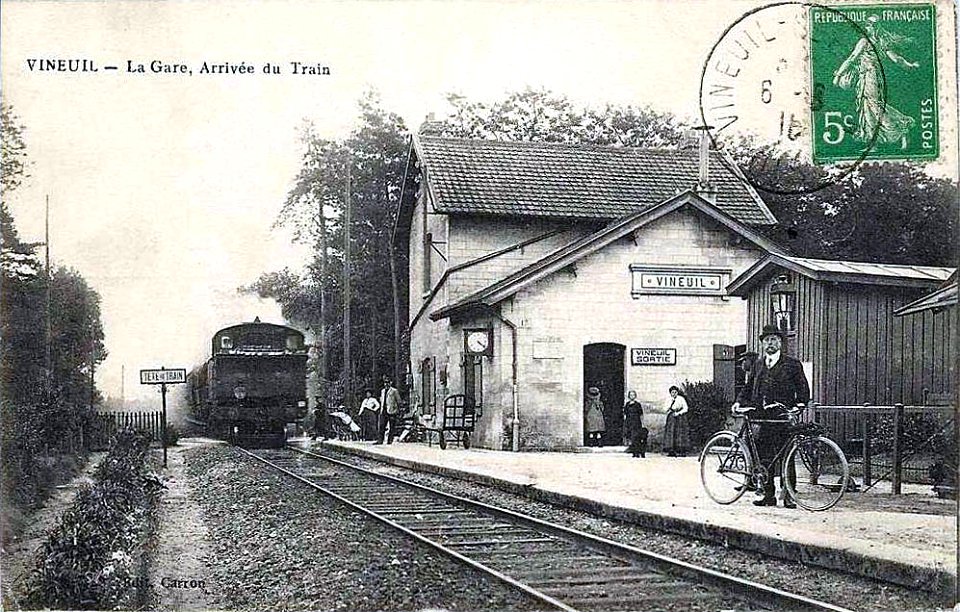 Vineuil - La gare arrivee du train