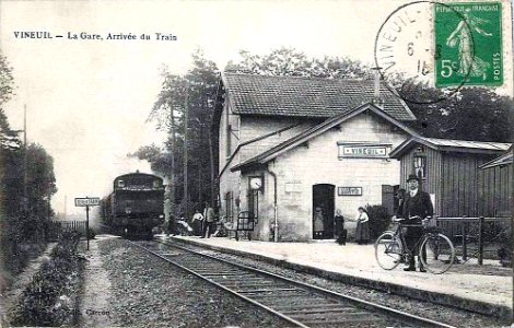Vineuil - La gare arrivee du train photo