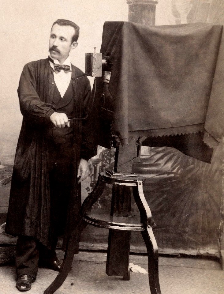 Vincenzo Pastore fotografa homem negro, em estúdio - Vincenzo Pastore (cropped)