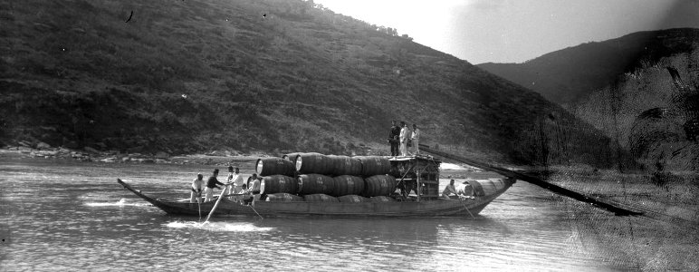 Vinho do Porto - barco rabelo no Douro - cropped
