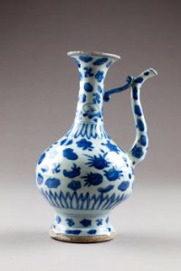 Vinkanna i orientalisk stil producerad för den persiska marknaden, gjord i Kina på 1620-talet - Hallwylska museet - 95601