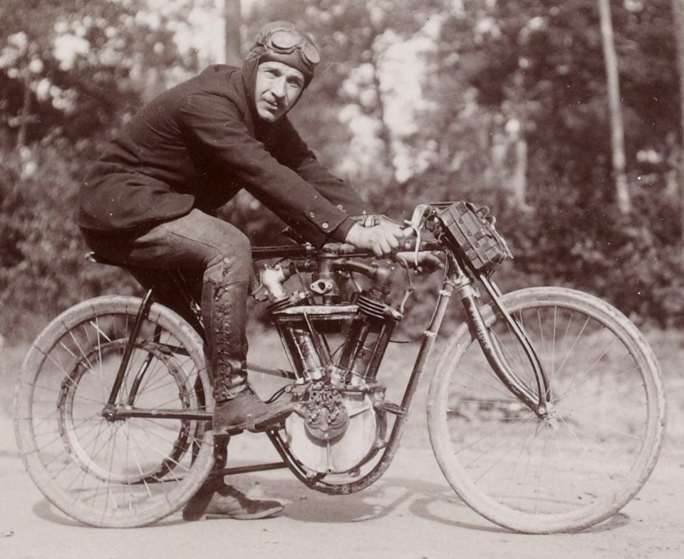 Vincenzo Lanfranchi au kilomètre de Dourdan en 1904 (sur Peugeot V2, record du monde du kilomètre et du mille)
