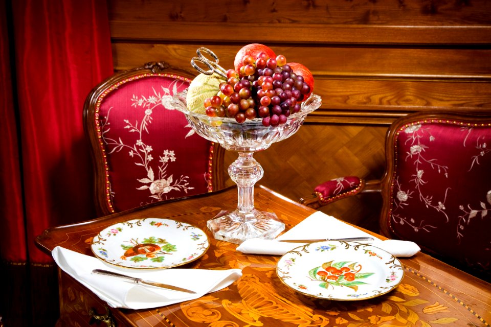 Vindruvor och frukt i Röda Salongen. Utställningen Smak av svunnen tid år 2007 - Hallwylska museet - 86257