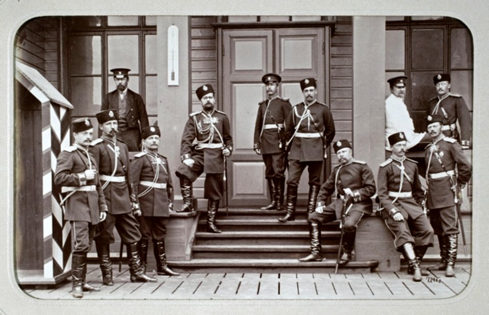 Vipurin tarkkampujapataljoonan upseereja kasarmin rappusilla (J David, 1891)