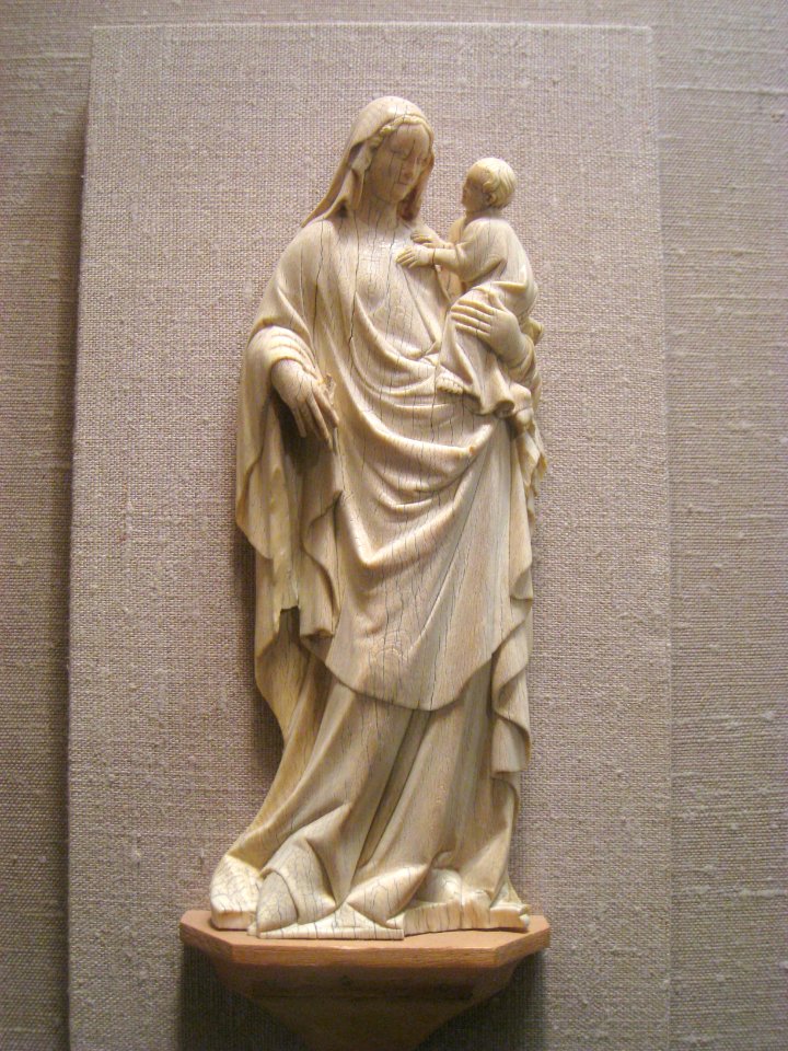 Virgin and Child, French ivory, circa 1350 - Worcester Art Museum - IMG 7511