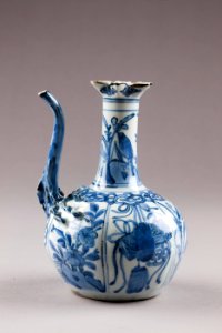Vinkanna i kraakporslin gjord i Kina cirka 1590-1600 - Hallwylska museet - 95602