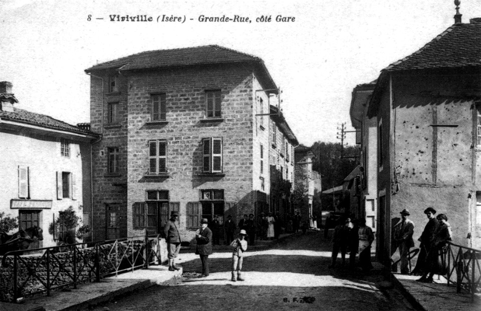 Viriville, Grande-Rue, coté gare, 1907, p282 de L'Isère les 533 communes - B F