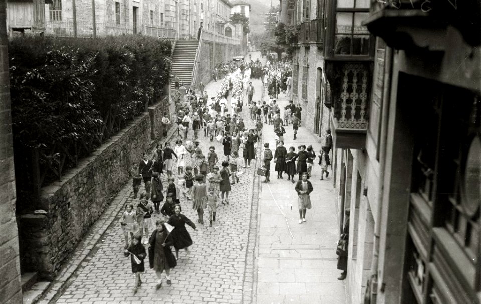 Visita de diferentes personalidades a localidades de Gipuzkoa y Bizkaia, entre ellas se encuentran Telesforo Monzon, Teodoro Hernandorena y José Antonio Aguirre Lekube (12 de 27) - Fondo Car-Kutxa Fototeka