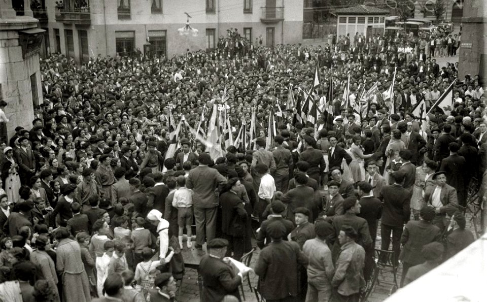 Visita de diferentes personalidades a localidades de Gipuzkoa y Bizkaia, entre ellas se encuentran Telesforo Monzon, Teodoro Hernandorena y José Antonio Aguirre Lekube (16 de 27) - Fondo Car-Kutxa Fototeka