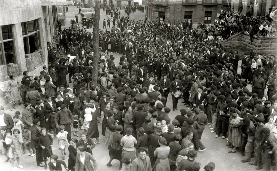Visita de diferentes personalidades a localidades de Gipuzkoa y Bizkaia, entre ellas se encuentran Telesforo Monzon, Teodoro Hernandorena y José Antonio Aguirre Lekube (2 de 27) - Fondo Car-Kutxa Fototeka