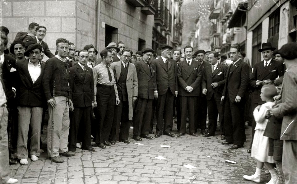 Visita de diferentes personalidades a localidades de Gipuzkoa y Bizkaia, entre ellas se encuentran Telesforo Monzon, Teodoro Hernandorena y José Antonio Aguirre Lekube (23 de 27) - Fondo Car-Kutxa Fototeka
