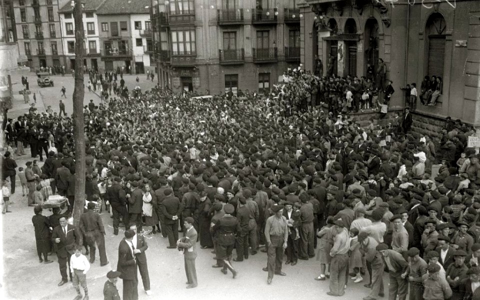 Visita de diferentes personalidades a localidades de Gipuzkoa y Bizkaia, entre ellas se encuentran Telesforo Monzon, Teodoro Hernandorena y José Antonio Aguirre Lekube (5 de 27) - Fondo Car-Kutxa Fototeka