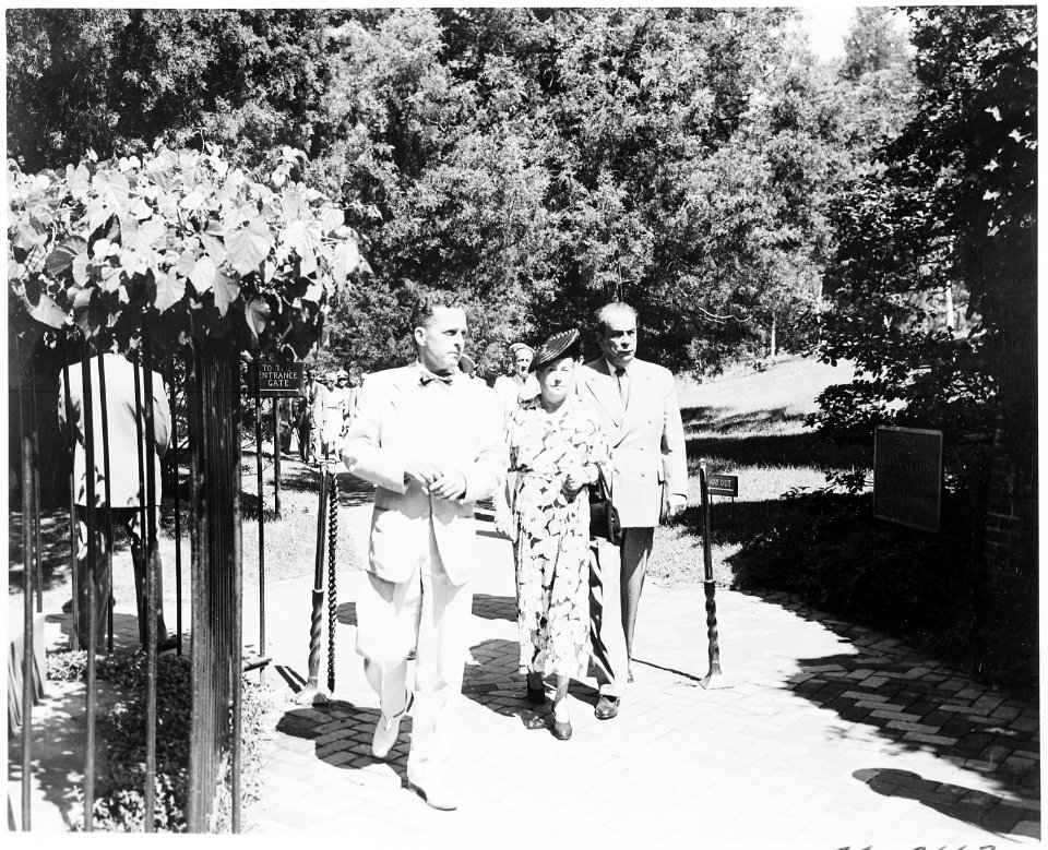Visit of President Romulo Gallegos of Venezuela and his wife to Mt. Vernon. - NARA - 199821