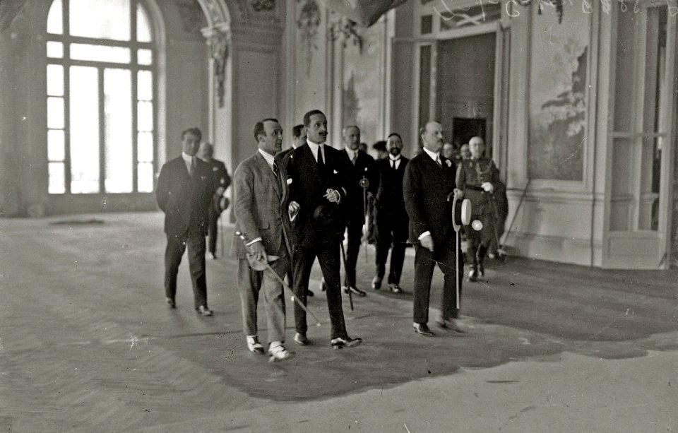 Visita de el rey Alfonso XIII y la reina María Cristina a las obras del Kursaal (6 de 7) - Fondo Car-Kutxa Fototeka