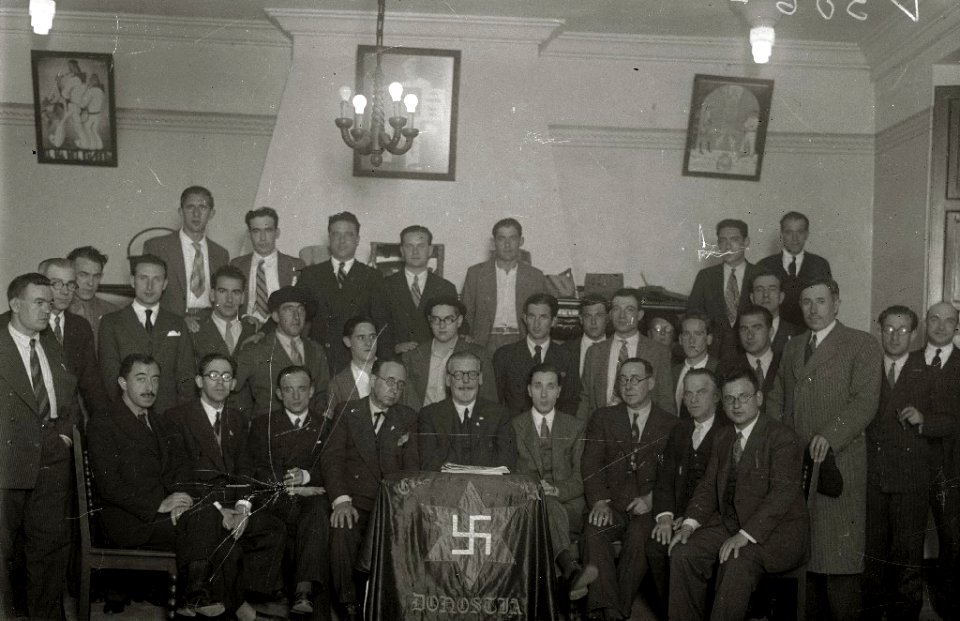 Visita de diferentes personalidades a localidades de Gipuzkoa y Bizkaia, entre ellas se encuentran Telesforo Monzon, Teodoro Hernandorena y José Antonio Aguirre Lekube (7 de 27) - Fondo Car-Kutxa Fototeka
