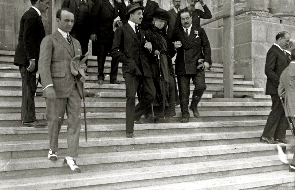 Visita de el rey Alfonso XIII y la reina María Cristina a las obras del Kursaal (2 de 7) - Fondo Car-Kutxa Fototeka